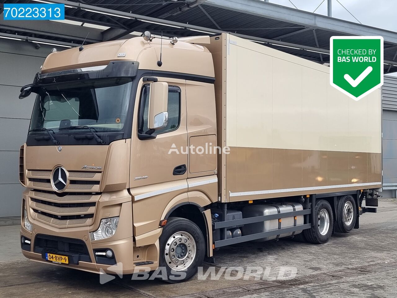 Jante Et Pneu De Roue Arrière De Camion De Boîte Isolée